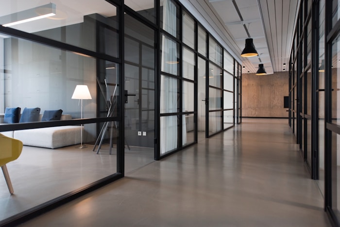 Modernes Büro mit montierten Arbeitsplätzen