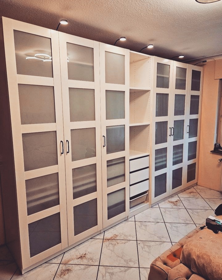 Kleiderschrank aufgebaut