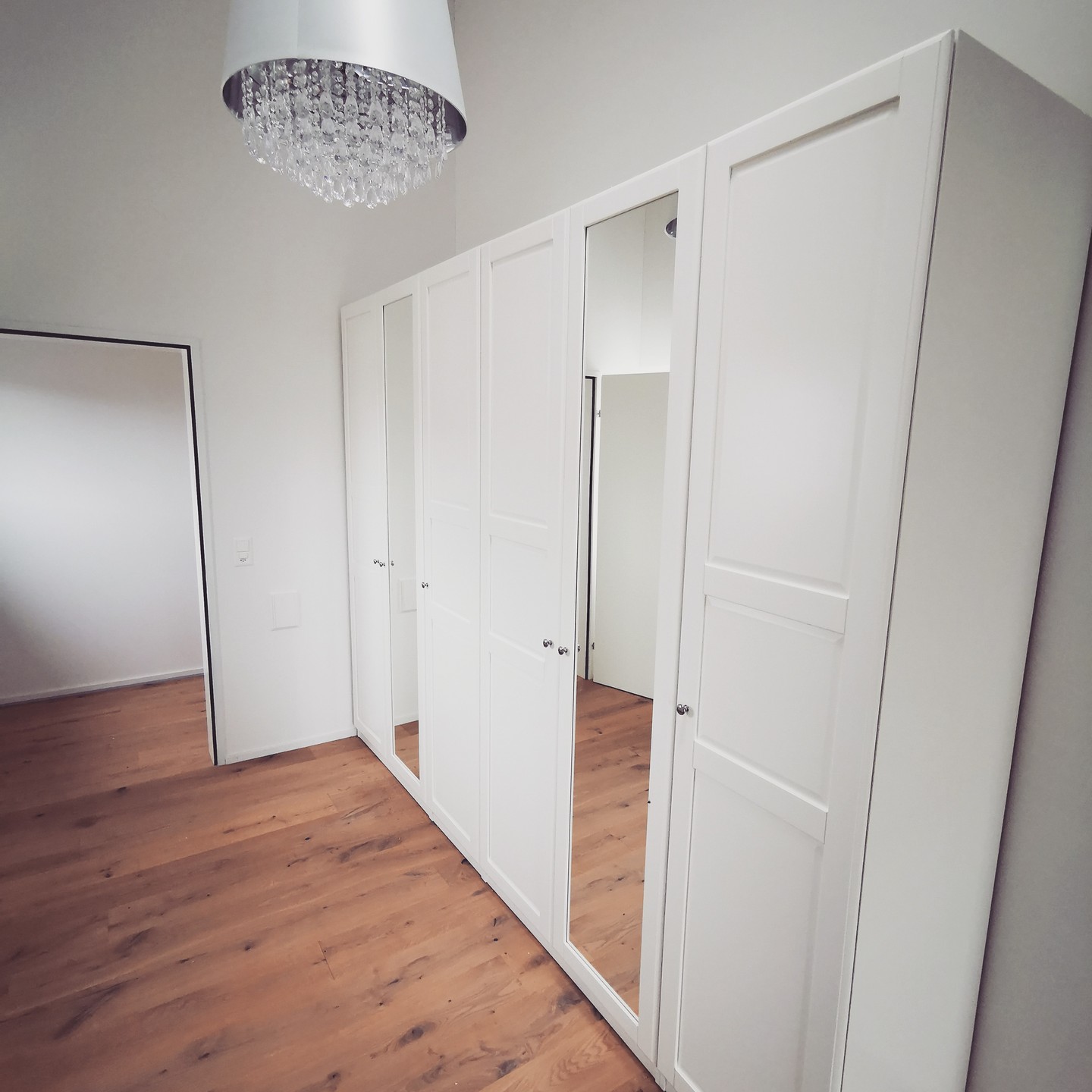 Schweizer IKEA Schrankmontage
